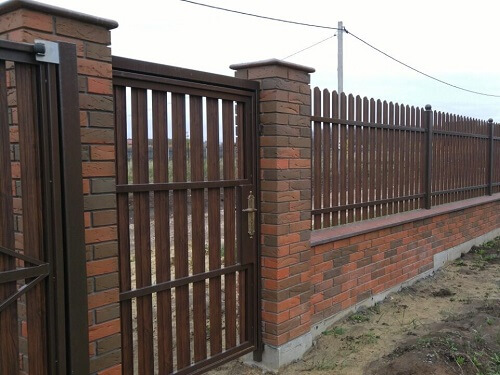 Установка забора из металлоштакетника в Мозыре